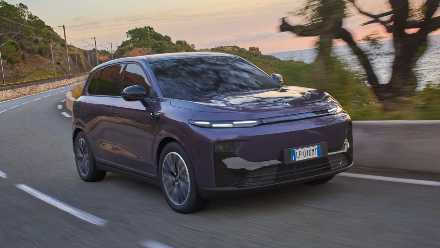 Leapmotor B10 EREV Crossover Makes North American Debut in Mexico